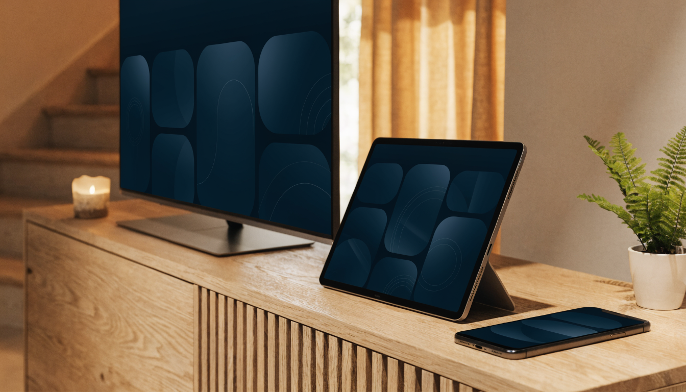 Smart TV, tablet og telefon viser IPTV Dansk-streaming i en hyggelig stue