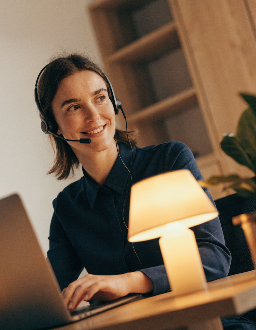 Venlig dansk kundeservicemedarbejder med headset klar til at hjælpe